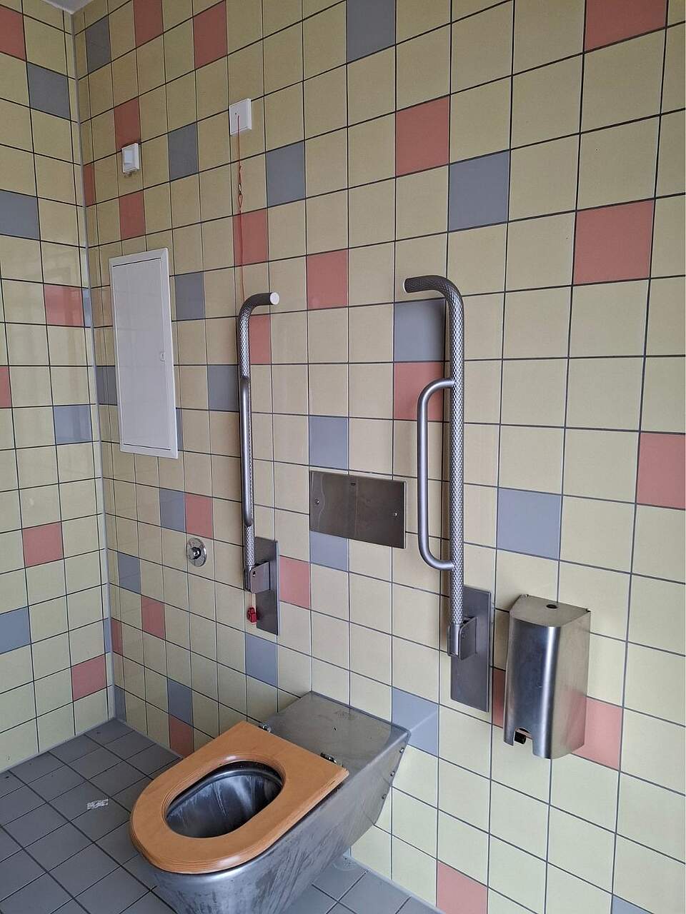 Der nach Vandalismus sanierte Innenbereich des barrierefreien WCs am Forchheimer Bahnhof zeit die Toilettenanlage mit seitlichen, hochgeklappten Stützen.
