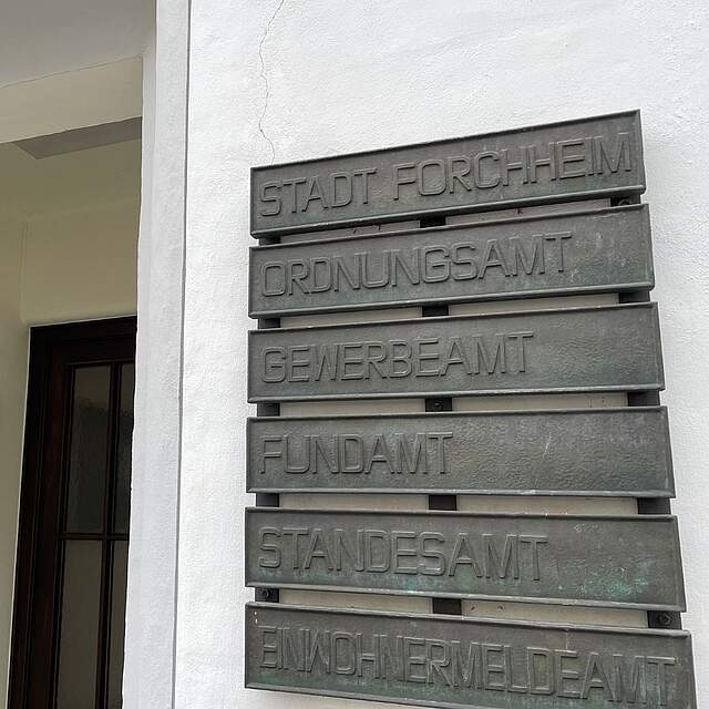 Ämtertafel vor der Stadtverwaltung