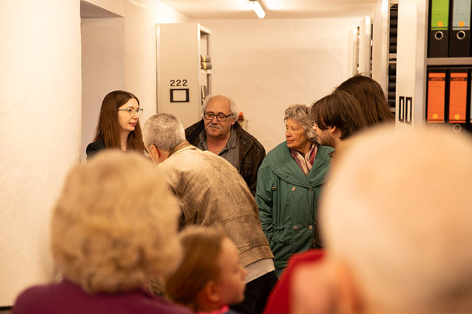 Miriam Mulzer erklärt den Besucherinnen und Besuchern Details am Tag der Archive im Stadtarchiv