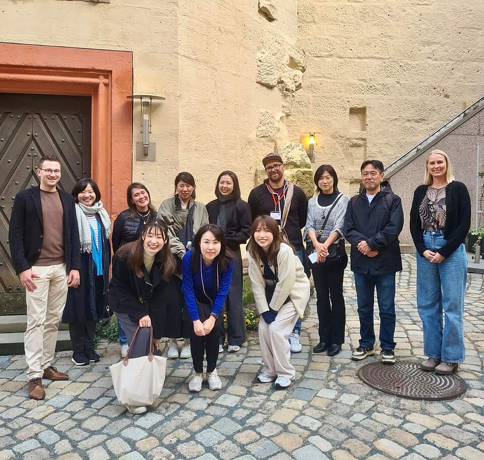 Gruppenfoto Innenhof Kaiserpfalz Begrüßung und Gruppenfoto mit Japanische Reiseveranstalter im Innenhof der Kaiserpfalz