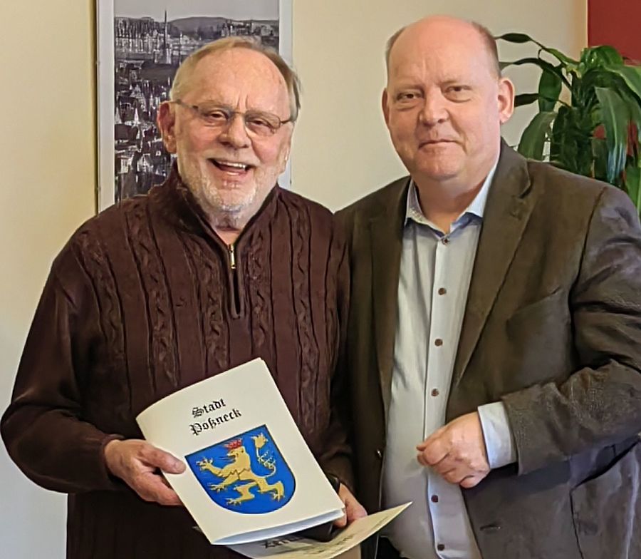 Pößnecks Bürgermeister Michael Bodde überreicht dem ehemaligen Partnerschaftsbeauftragtem Ulli Welz die goldene Ehrenmedaille der Stadt.