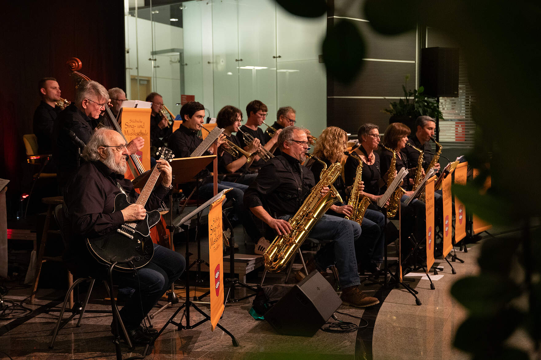 Jazzin Christmas Konzert der Städtischen Sing- und Musikschule Forchheim 2025 Musiker und Musikerinnen der Big Band der Städtischen Sing- und Musikschule in der Eingangshalle der Sparkasse Forchheim