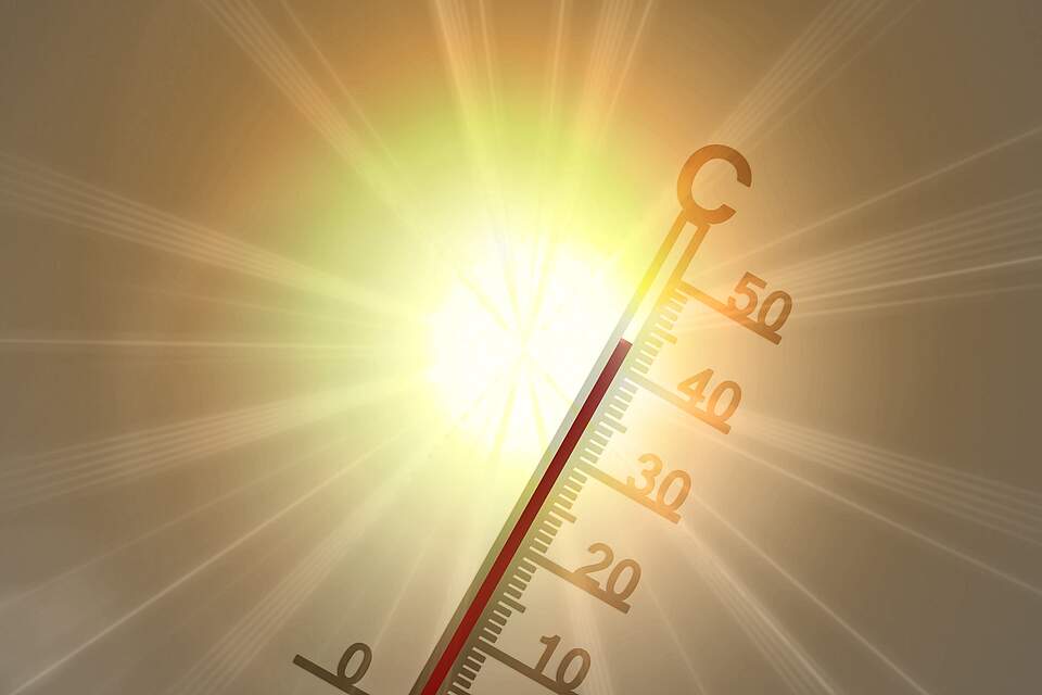 Thermometer mit hoher Temperatur vor Sonnenstrahlen