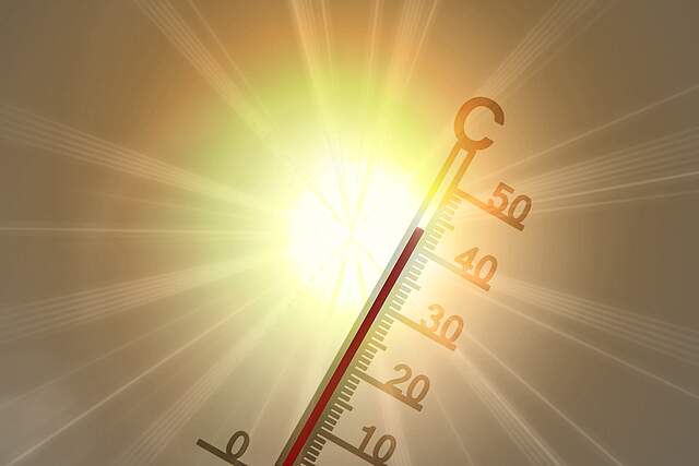 Thermometer mit hoher Temperatur vor Sonnenstrahlen