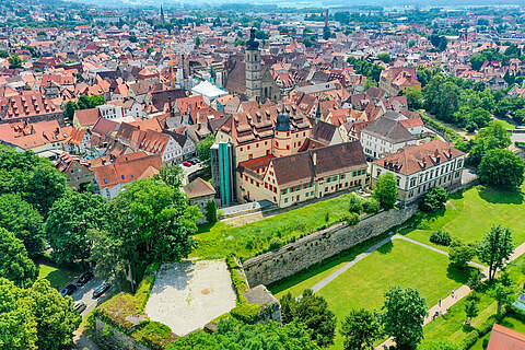 Luftbildaufnahme Innenstadt Forchheim©wayne_1313 Fotografie Marc Wayne Schechtel Luftbildaufnahme auf die Forchheimer Innenstadt mit der Kaiserpfalz und dem Stadtpark im Vordergrund im Sommer bei Sonnenschein.