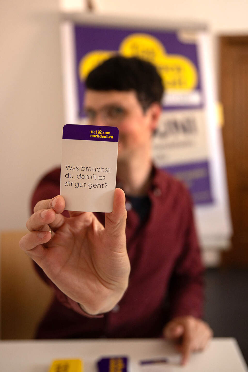  Kulturamtsleiter Lorenz Deutsch mit Karte in der Hand.