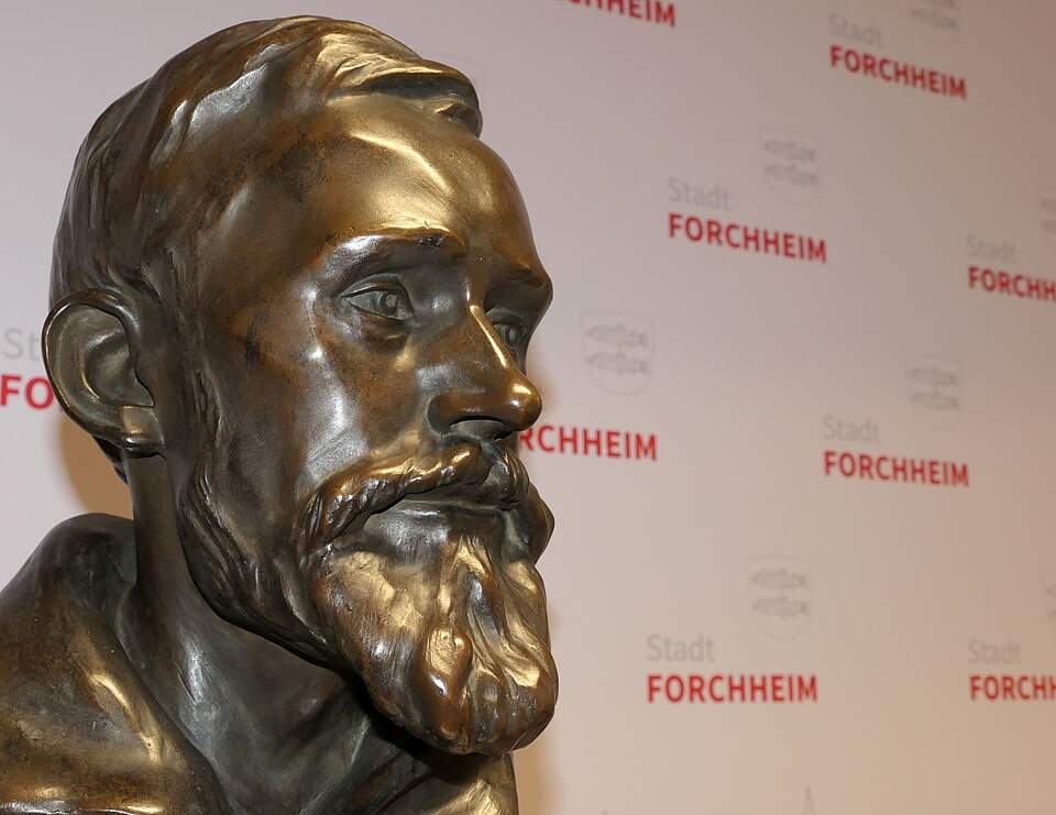 Büste aus Bronze vor Stadt Forchheim Aufsteller
