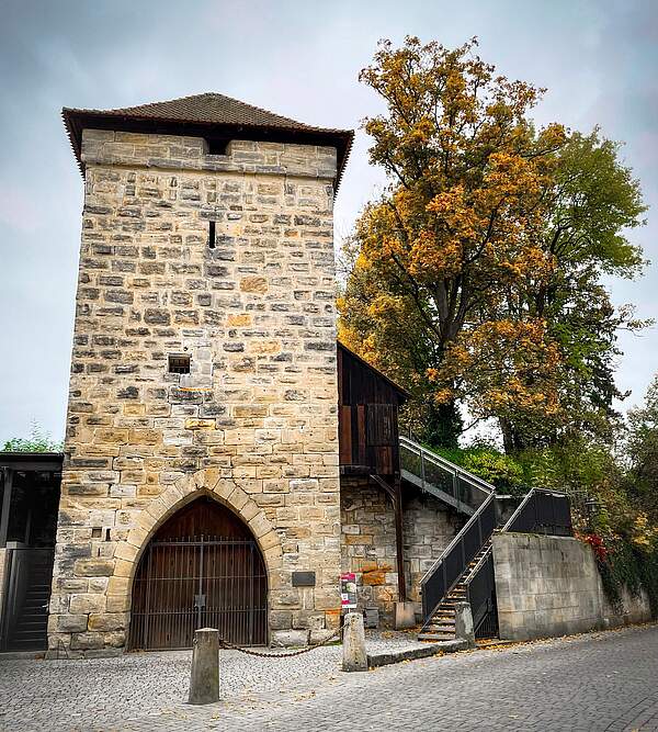 Ein mittelalterlicher Turm aus Sandsteinen.