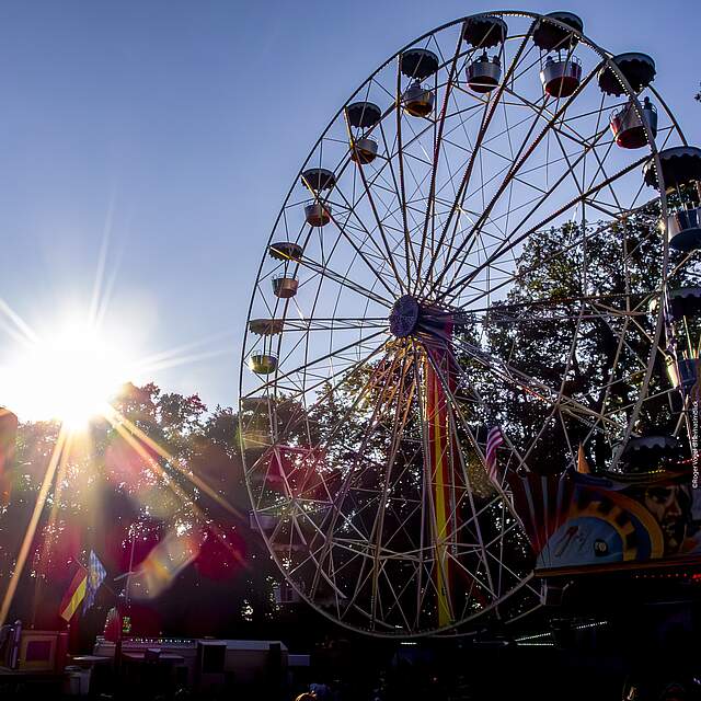Gegenlichtaufnahme des Riesenrades auf dem Forchheimer Annafest