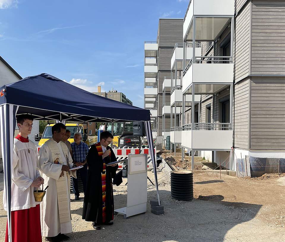 Weihe der Neubauten in der Herderstraße. Geistliche bei der Weihe.