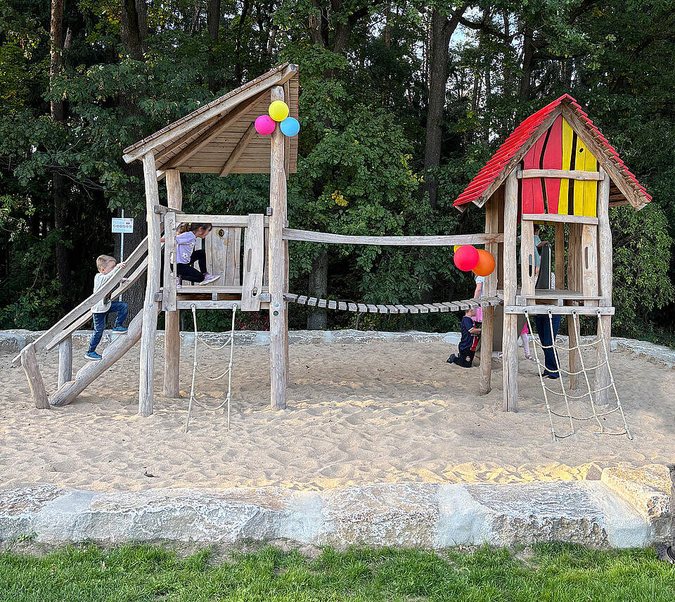 Farbenfrohes Klettergerüst eines Spielplatzes