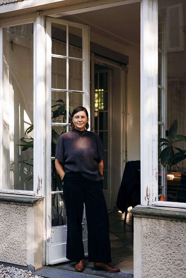 Frau Rahemipour in Balkontür.