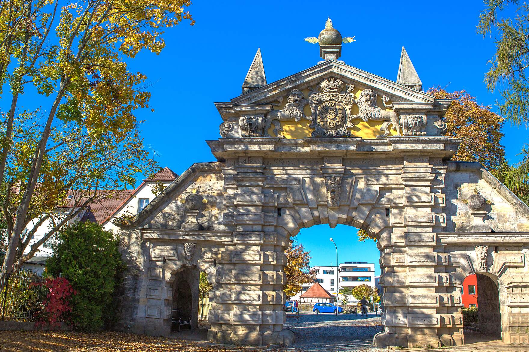 Das mittelalterliche Stadttor "Nürnberger Tor" im Herbst.