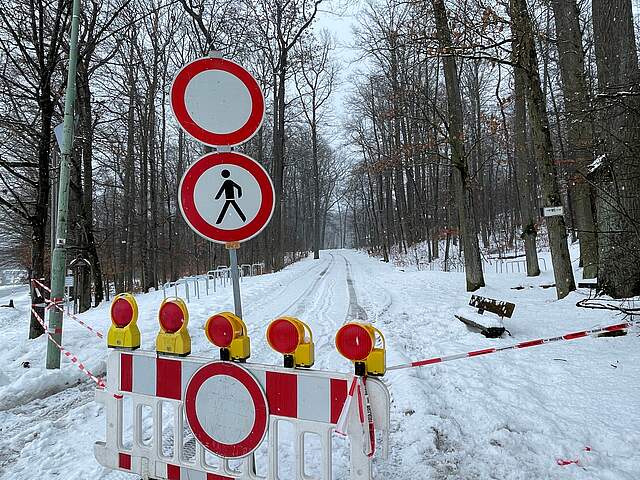 Eine Straßensperrung an der Auffahrt zum Forchheimer Kellerwald im Winter mit Schnee.