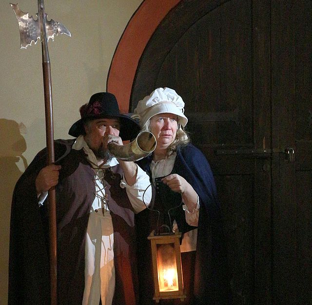 Vinzent (Ludwig Daffner) und Kuni (Jutta Daffner) im Kostüm mit Helebarde und Laterne