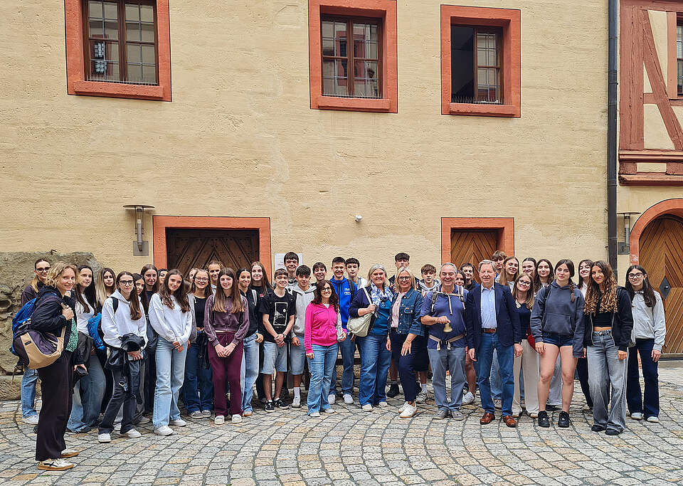 Schülergruppe mit Oberbürgermeisterin in Kaiserpfalz
