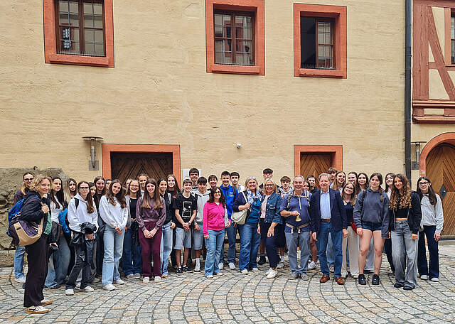 Schülergruppe mit Oberbürgermeisterin in Kaiserpfalz