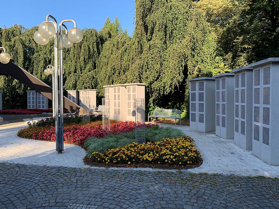 Urnenstelen auf dem neuen Friedhof. Urnenstelen auf dem Neuen Friedhof