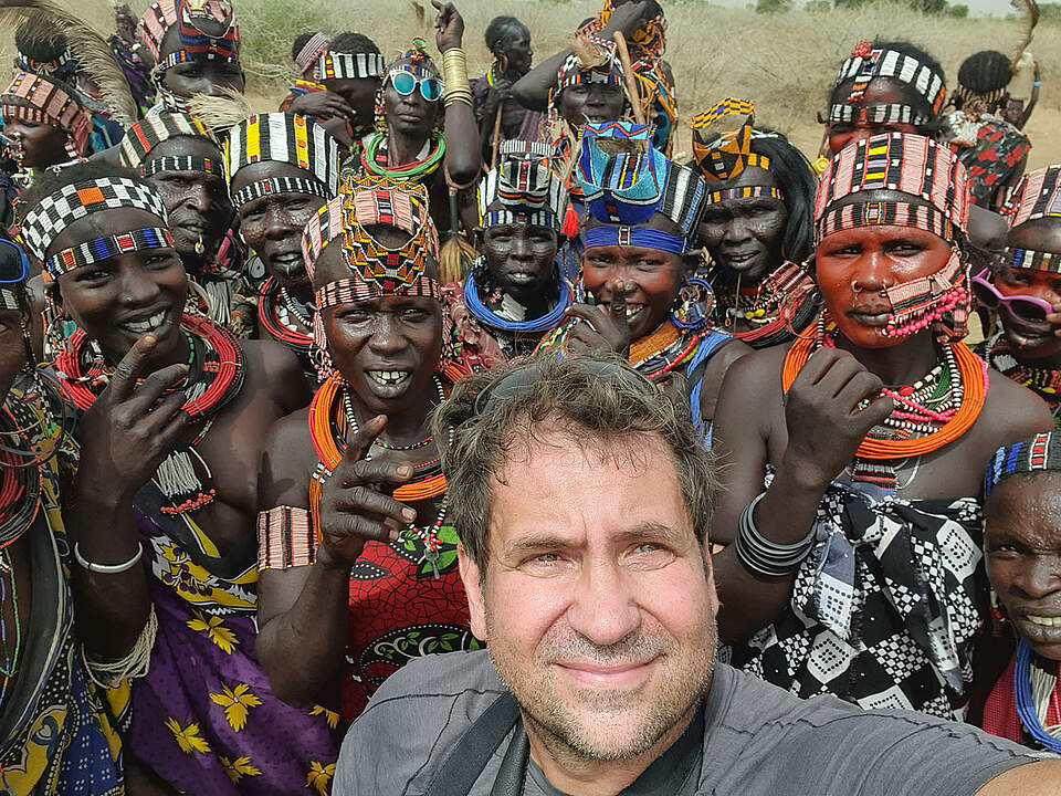 Fotograph mit einem Stamm in Afrika.