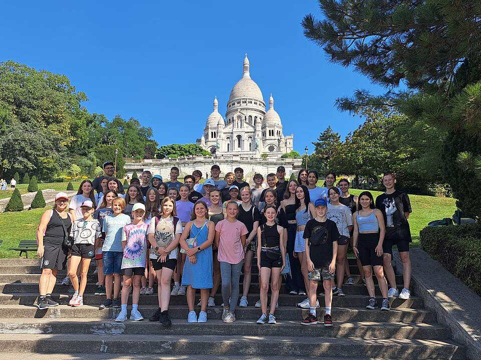 Sacré-Coeur Gruppenbild vor der Sacré-Coeur Kathedrale