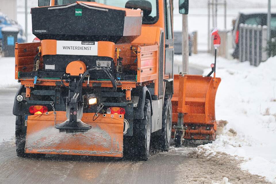 Ein Schnneräumfahrzeug im Einsatz während des Winterdienstes.
