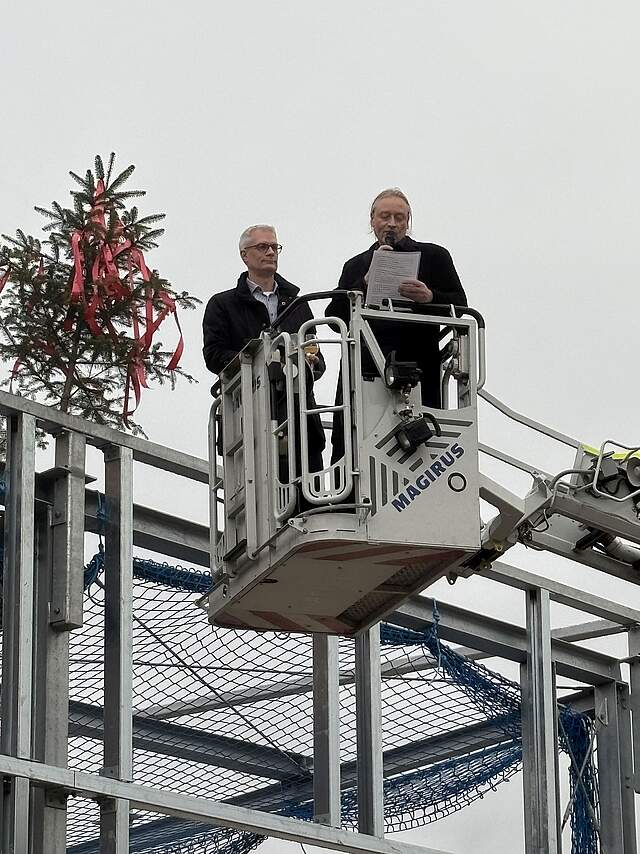 Richtspruch Anbau Halle Feuerwehr Forchheim Oberbürgermeister Dr. Uwe Kirschstein (links) mit Andreas Penske von Facilitymanagement beim Richtspruch vom Hubsteiger aus.