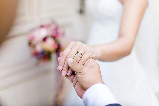 Brautpaar mit Ringen 