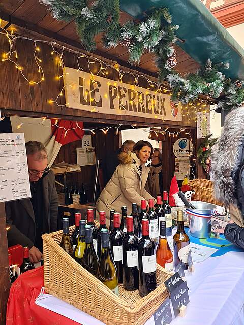 Weihnachtsstand mit Wein und Leckereien der Partnerstadt.