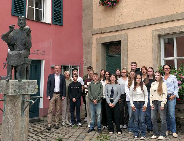 Gruppenbild der neuen Azubis der Stadt Forchheim mit Bürgermeister Dr. Udo Schönfelder, Ausbildungsleiterin Frau Bernhard und Personalrätin Frau Amon stehen vor dem Verwaltungsgebäude am Konradbrunnen. 