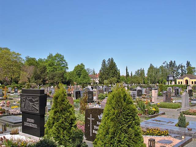 Grabanlagen mit Bepflanzung am Alten Friedhof