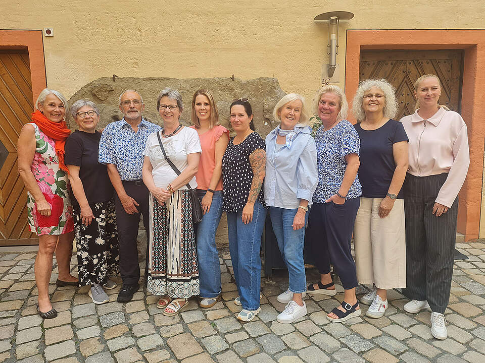 Gruppenbild mit den neuen Gästeführerinnen und Gästeführern der Stadt Forchheim im Innenhof der Kaiserpfalz.