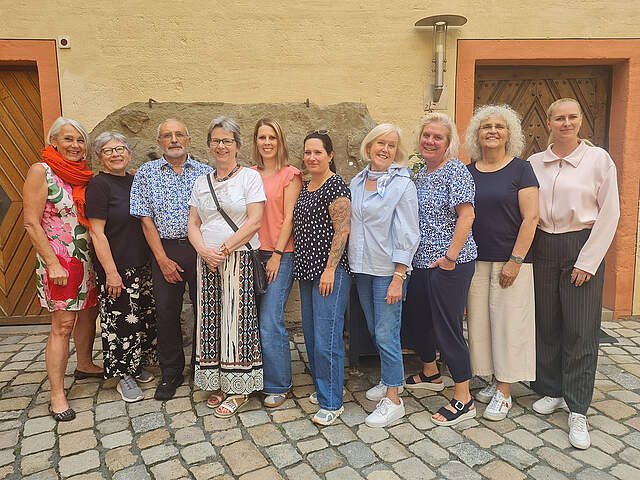 Gruppenbild mit den neuen Gästeführerinnen und Gästeführern der Stadt Forchheim im Innenhof der Kaiserpfalz.