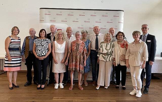 Gruppenbild bei Verleihung Verdienstmedaille