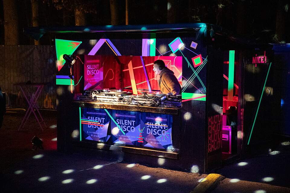 DJ mit buntem Licht bei der Silent Disco in Forchheim