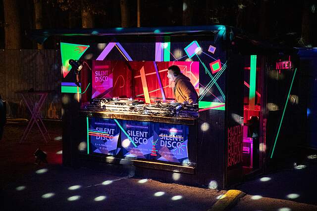 DJ mit buntem Licht bei der Silent Disco in Forchheim