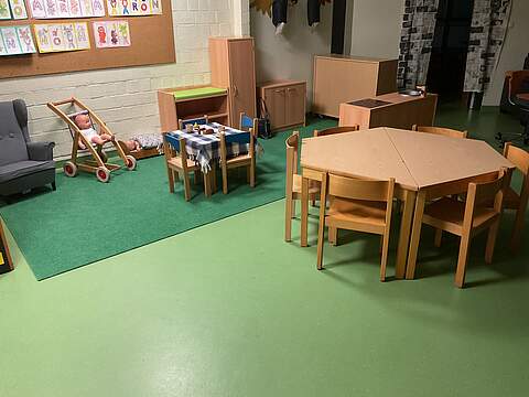 Spielecke in der Kita mit Sitzmöglichkeiten