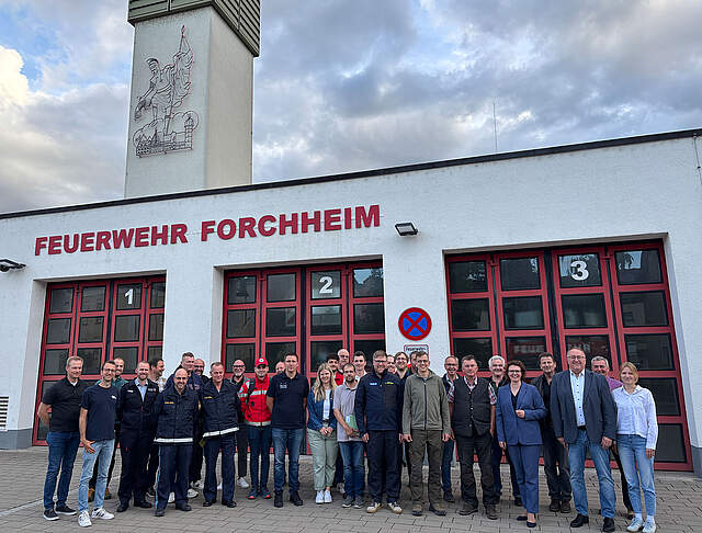 Gruppe von Experten vor den Toren der Feuerwehr Forchheim