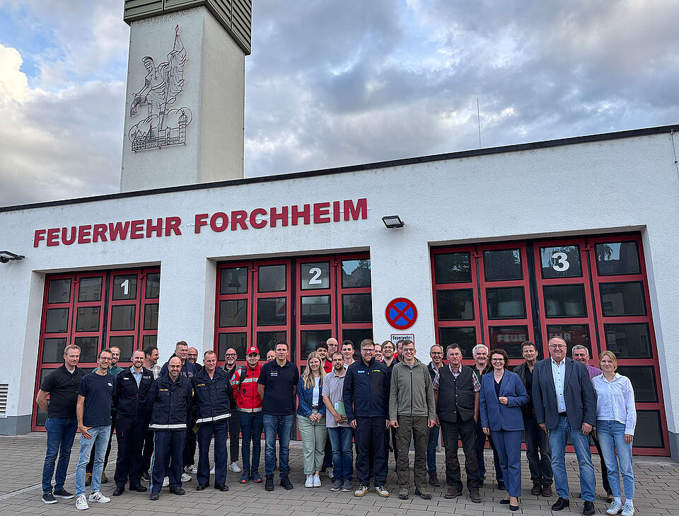 Gruppe von Experten vor den Toren der Feuerwehr Forchheim
