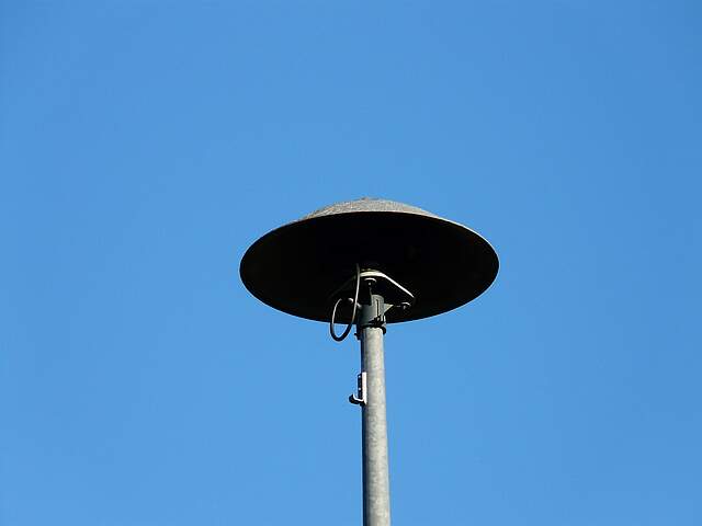 Feuersirene vor blauem Himmel