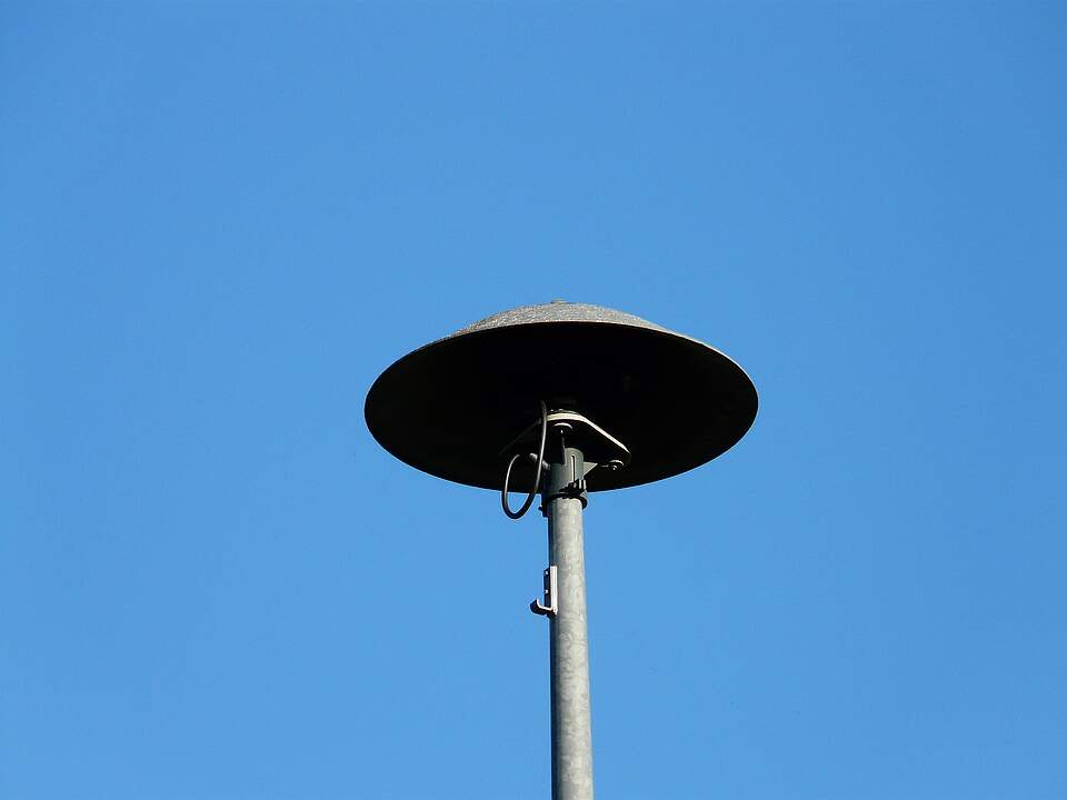 Feuersirene vor blauem Himmel