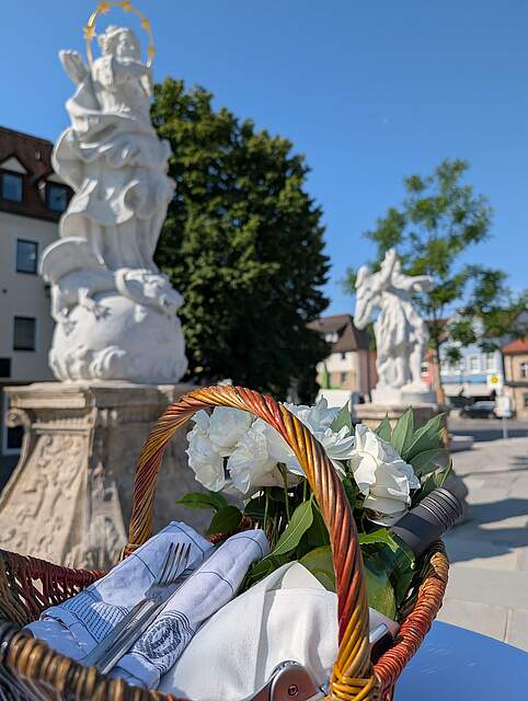 Bild vor der Marienstatue am Paradeplatz mit Picknickkorb