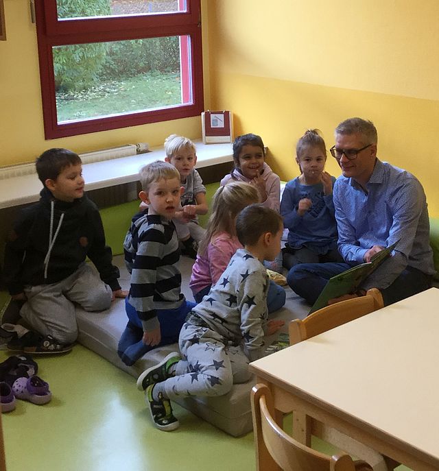 Oberbürgermeister Dr. Uwe Kirschstein mit Kindern beim Vorlesen