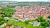 Luftbildaufnahme über dem Stadtzentrum von Forchheim mit einem Ausschnitt der Randbezirke. Im Vordergrund sieht man den Stadtpark.