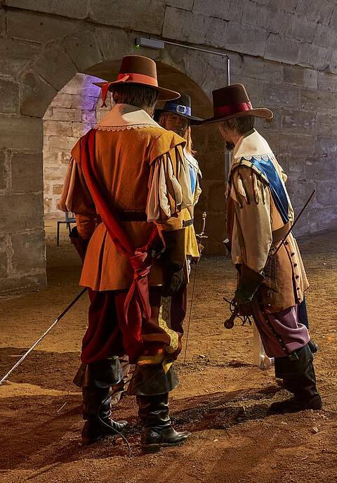 Szene im Erlebnismuseum Rote Mauer Nachgestellte Szene mit drei Soldaten aus dem 16./17 Jahrhundert in einem Gewölbe
