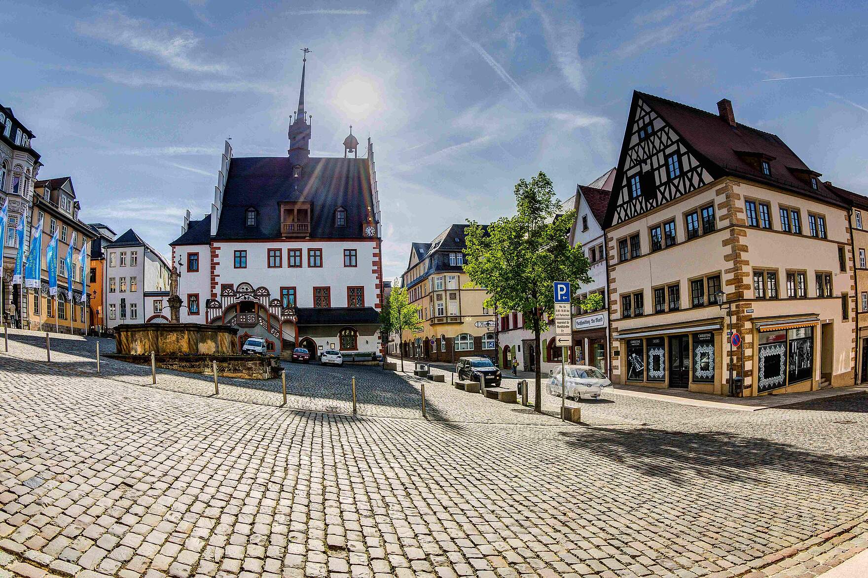 Marktplatz in Pößneck umgeben von restaurierten historischen Stadthäusern.