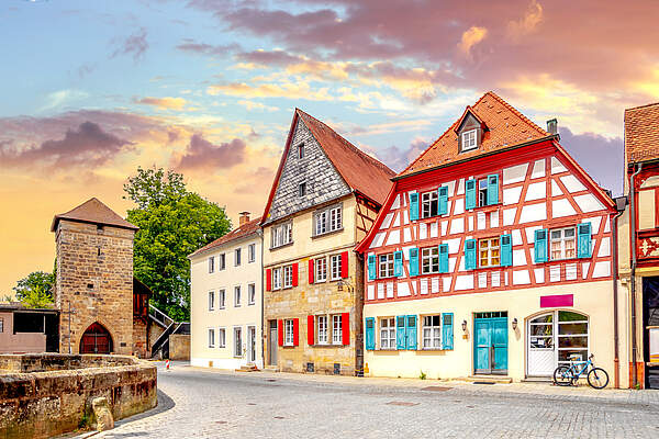 Der historische Saltorturm und die restaurierten Häuser und Fachwerkhäuser in der SattlertorstraßeSattlertorstraße