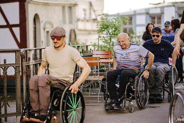 Rollstuhlfahrer auf einem Stadtrundgang