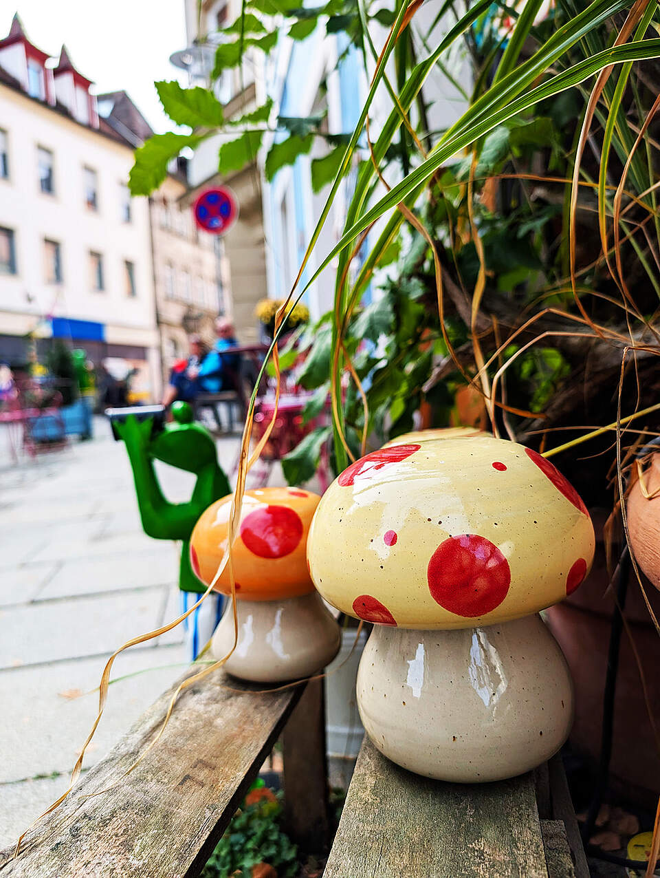 Töpferarbeiten Pilze vor einem Ladengeschäft in der Forchheimer Innenstadt