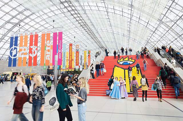 Bild der Leipziger Buchmesse mit Jugendlichen.