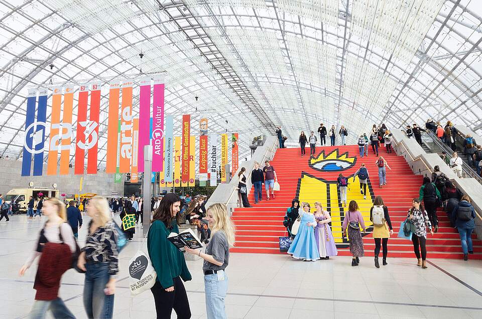 Bild der Leipziger Buchmesse mit Jugendlichen.